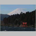 fuji_lake_torii.jpg